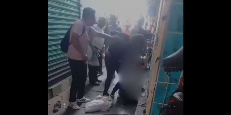 Violenta riña de mujeres en el Mercado de Abastos de Oaxaca