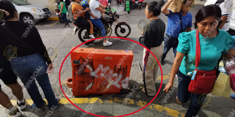 ¡Peligro latente en el Centro Histórico! Telmex sigue sin reparar lozas tras un mes de denuncia