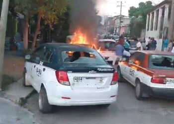 Conflicto entre transportistas en Pinotepa de Don Luis desata protestas y quema de unidad de taxi