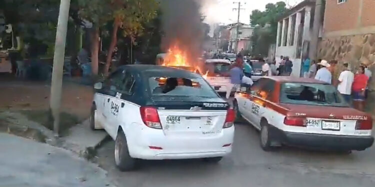 Conflicto entre transportistas en Pinotepa de Don Luis desata protestas y quema de unidad de taxi