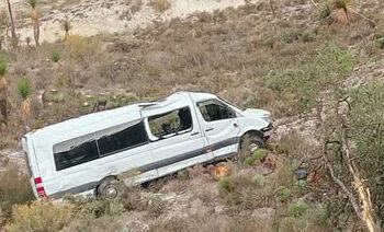 Conductor presuntamente ebrio protagoniza volcadura en carretera federal 125