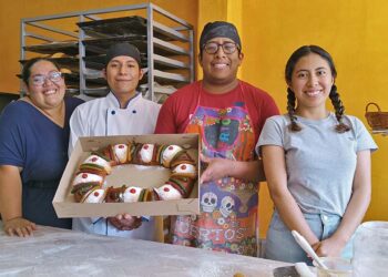 Fotos: Lisbeth Mejía Reyes // Con orgullo, los encargados de la panadería Chocolate muestran las roscas que ayer degustaron los oaxaqueños