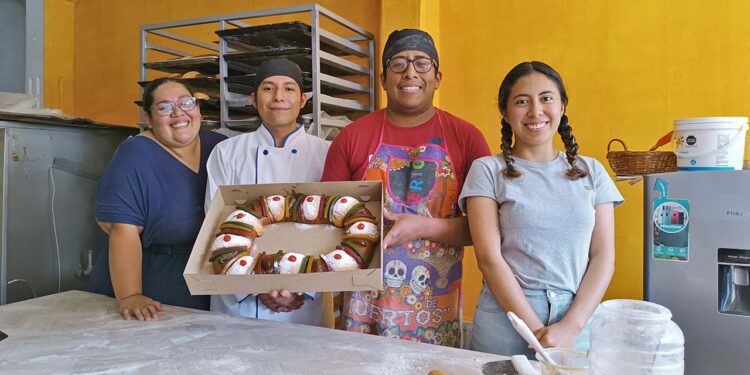 Fotos: Lisbeth Mejía Reyes // Con orgullo, los encargados de la panadería Chocolate muestran las roscas que ayer degustaron los oaxaqueños