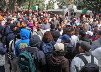 Foto: Luis Alberto Cruz // Decenas de burócratas despedidos se reorganizan frente a Palacio de Gobierno.