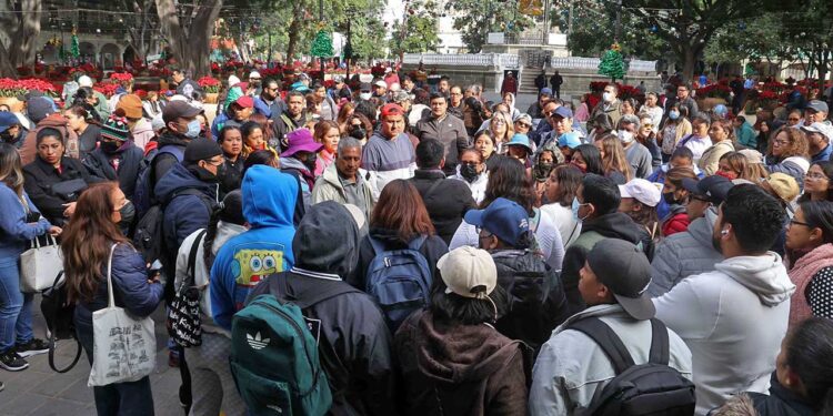 Foto: Luis Alberto Cruz // Decenas de burócratas despedidos se reorganizan frente a Palacio de Gobierno.