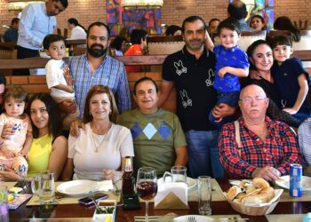 Fotos: Rubén Morales // El festejo de don Hugo fue familiar; todos posaron para la foto del recuerdo.