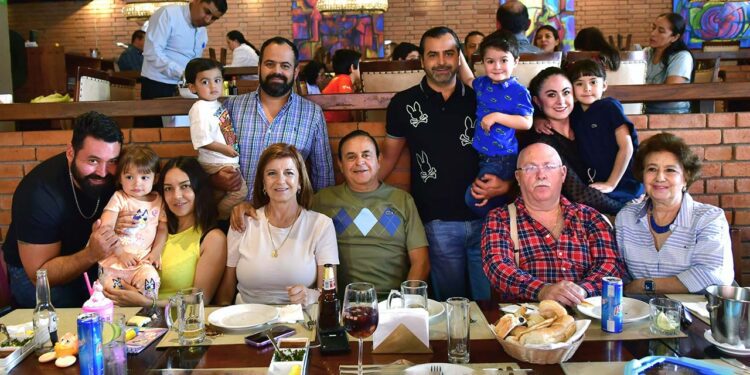 Fotos: Rubén Morales // El festejo de don Hugo fue familiar; todos posaron para la foto del recuerdo.