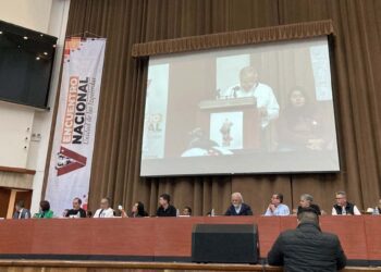 Foto: cortesía // El Maestro José Antonio Rueda Márquez durante su discurso en el V Encuentro Nacional de las Izquierdas: La Unidad como el Camino Hacia la Justicia Social y la Transformación del País.