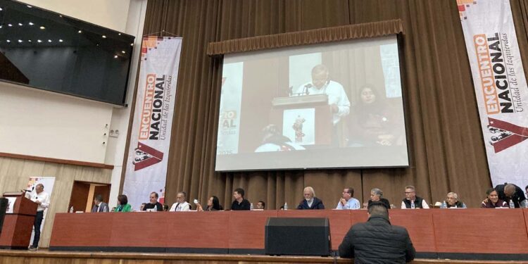 Foto: cortesía // El Maestro José Antonio Rueda Márquez durante su discurso en el V Encuentro Nacional de las Izquierdas: La Unidad como el Camino Hacia la Justicia Social y la Transformación del País.