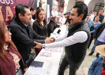 Foto: Adrián Gaytán // El presidente municipal, Raymundo Chagoya Villanueva, saluda al Maestro Felipe López Ojeda, secretario de Prosperidad Económica y Vecinal, al iniciar los "Diálogos vecinales" en el ayuntamiento de Oaxaca de Juárez.