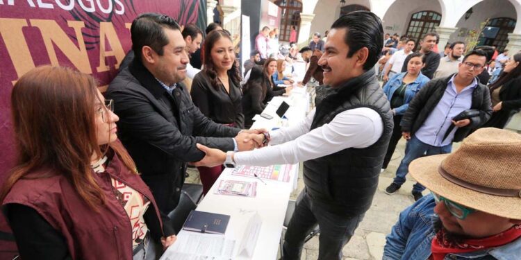 Foto: Adrián Gaytán // El presidente municipal, Raymundo Chagoya Villanueva, saluda al Maestro Felipe López Ojeda, secretario de Prosperidad Económica y Vecinal, al iniciar los "Diálogos vecinales" en el ayuntamiento de Oaxaca de Juárez.
