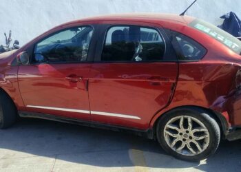 El vehículo rojo estaba estacionado cuando ocurrió el accidente.