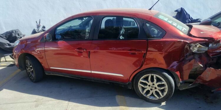 El vehículo rojo estaba estacionado cuando ocurrió el accidente.