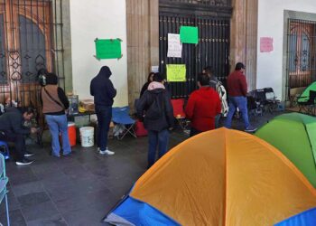 Foto: Luis Alberto Cruz // Exburócratas mantienen su plantón en Palacio de Gobierno.
