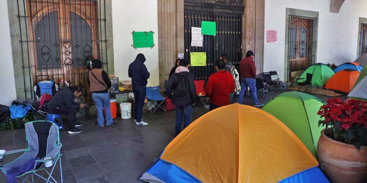 Foto: Luis Alberto Cruz // Exburócratas mantienen su plantón en Palacio de Gobierno.