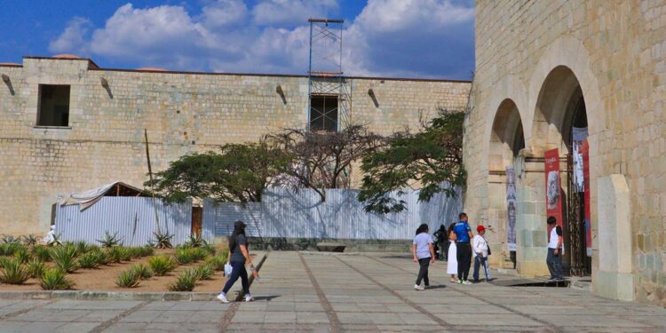 Fotos: Adrián Gaytán // El ex convento de Santo Domingo de Guzmán se observa aún con tapiales o estructuras sobre sus techos.