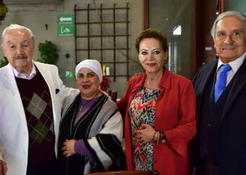 El festejado en compañía de Olga Ramos, Roberto Gómez y Mimí Villanueva.