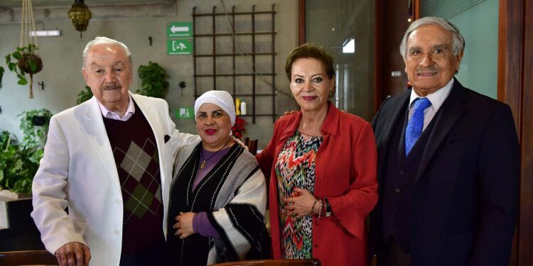 El festejado en compañía de Olga Ramos, Roberto Gómez y Mimí Villanueva.