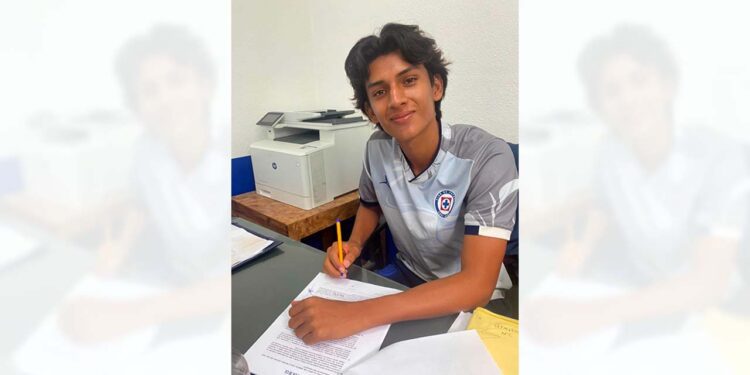 El oaxaqueño firmó con Cruz Azul, integrándose a la Sub-17 en la Ciudad de México.
