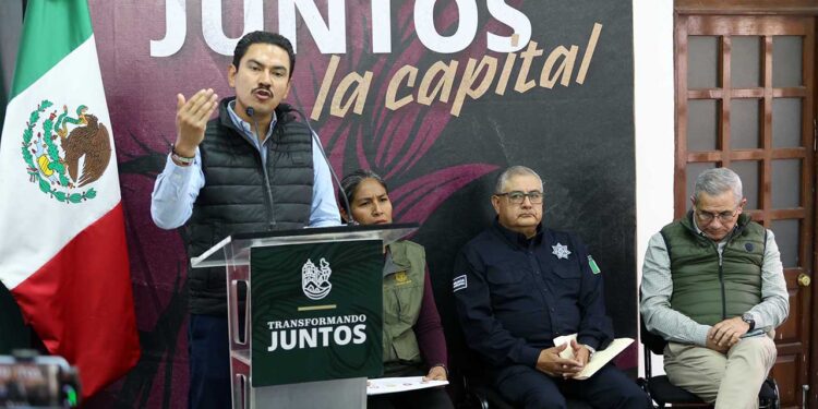 Foto: Luis Alberto Cruz // El presidente municipal de Oaxaca de Juárez, Raymundo Chagoya, durante su conferencia de los martes.