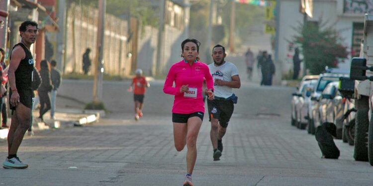 En Santa María Coyotepec se llevó a cabo la primera carrera del año.