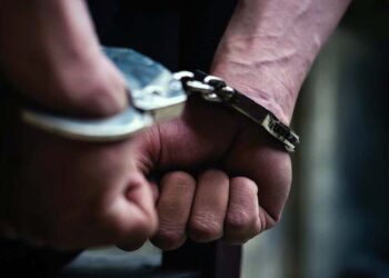 Fue detenido por sustraer objetos de un vehículo estacionado en la zona del Mercado de Abasto.