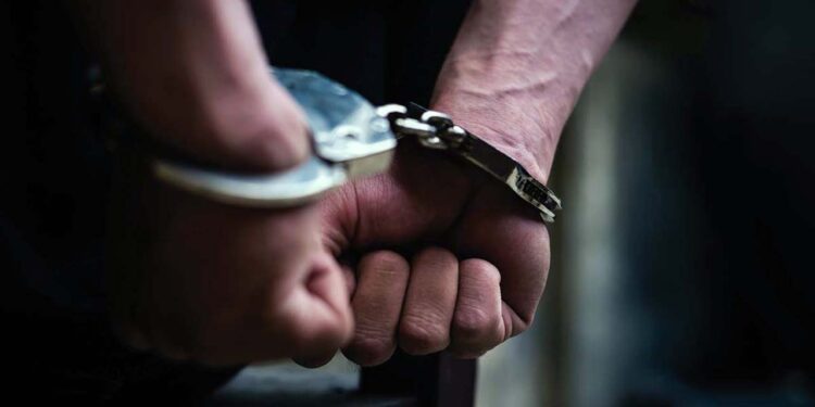 Fue detenido por sustraer objetos de un vehículo estacionado en la zona del Mercado de Abasto.