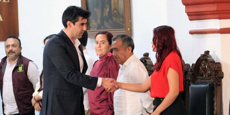 Fotos: Adrián Gaytán // Ismael Humberto Ortiz Villarreal, titular del Órgano Interno de Control Municipal saluda a regidores luego de rendir protesta.