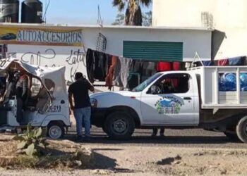 La camioneta que trasportaba garrafones de agua era conducida por un joven chofer de 19 años.