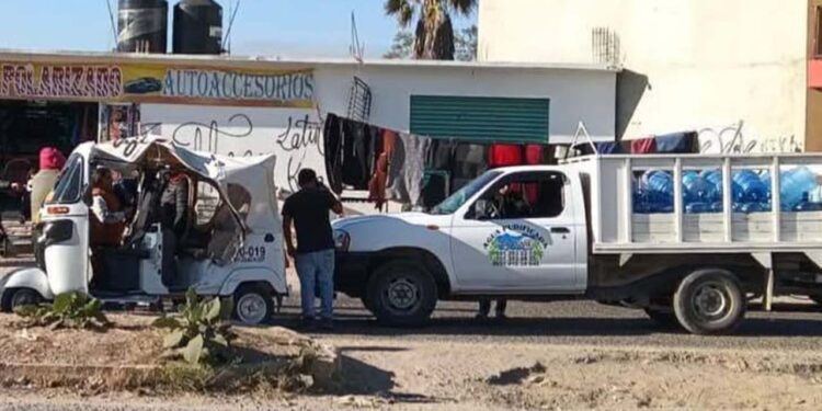 La camioneta que trasportaba garrafones de agua era conducida por un joven chofer de 19 años.