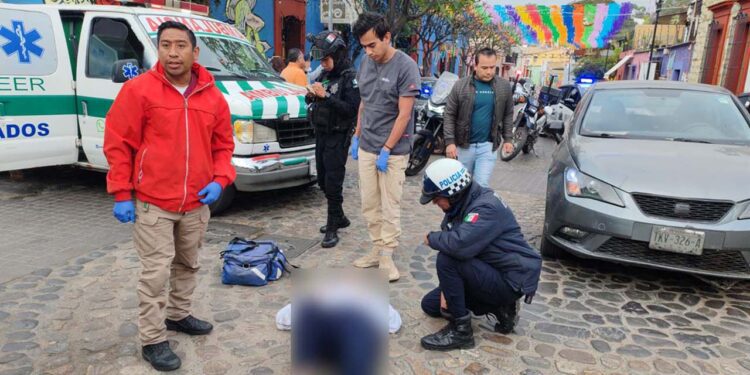 La ciudadana Sandra Nayeli G.V. resultó lesionada tras el impacto.