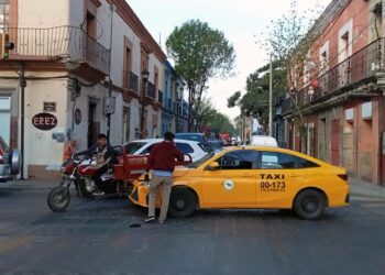 La colisión ocurrió sobre las calles del centro de la capital oaxaqueña.