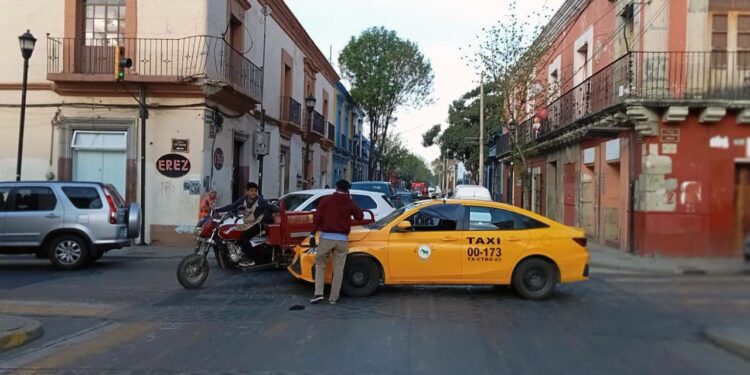 La colisión ocurrió sobre las calles del centro de la capital oaxaqueña.
