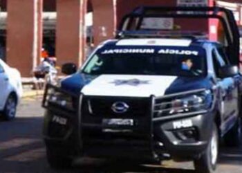 La patrulla afectada recibió un golpe a la altura de los tubulares traseros del lado izquierdo.