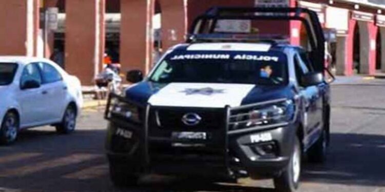 La patrulla afectada recibió un golpe a la altura de los tubulares traseros del lado izquierdo.