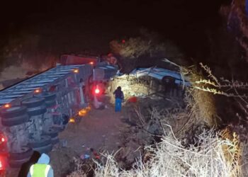 La persona falleció en el fatal impacto entre una camioneta de pasajeros y un tráiler de carga pesada.