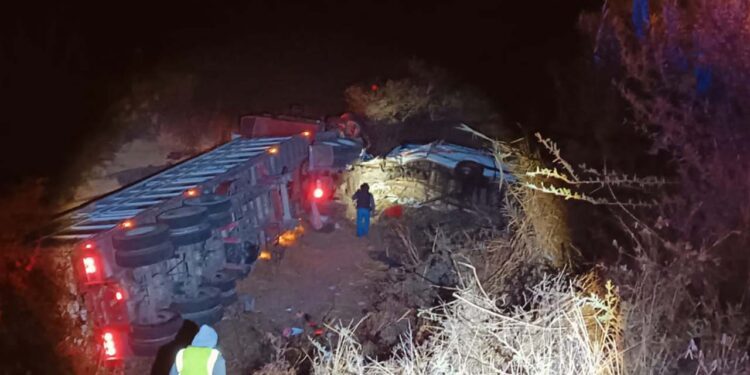 La persona falleció en el fatal impacto entre una camioneta de pasajeros y un tráiler de carga pesada.