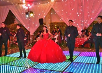 Fotos: Rubén Morales // Ximena estuvo escoltada por sus chambelanes que también bailaron con ella un emotivo acto social.