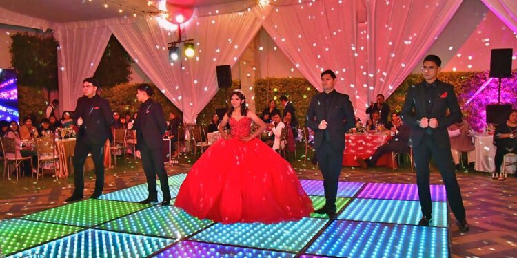Fotos: Rubén Morales // Ximena estuvo escoltada por sus chambelanes que también bailaron con ella un emotivo acto social.