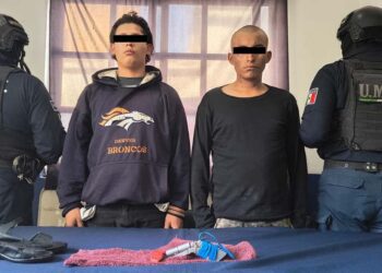 Pablo A. P. L. y David C. L. portaban un arma de fuego hechiza, una navaja y los huaraches robados.