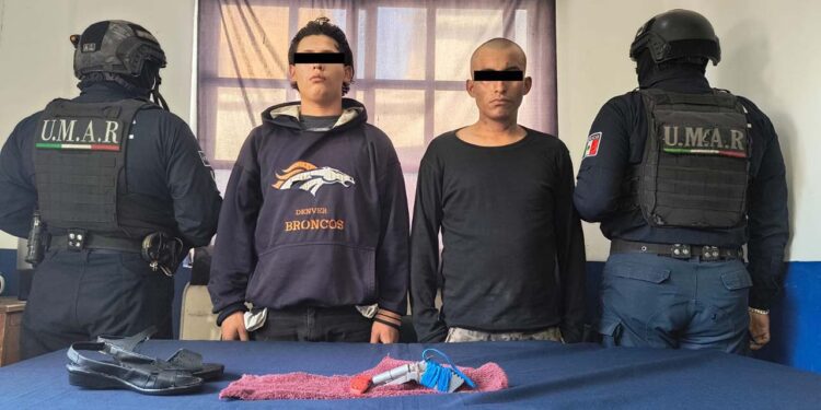 Pablo A. P. L. y David C. L. portaban un arma de fuego hechiza, una navaja y los huaraches robados.