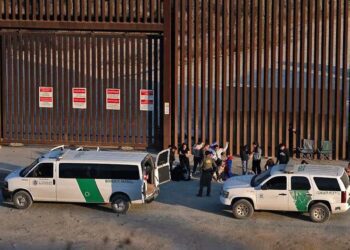 Foto: Agencias // Redadas y detención de migrantes al pie del muro fronterizo.