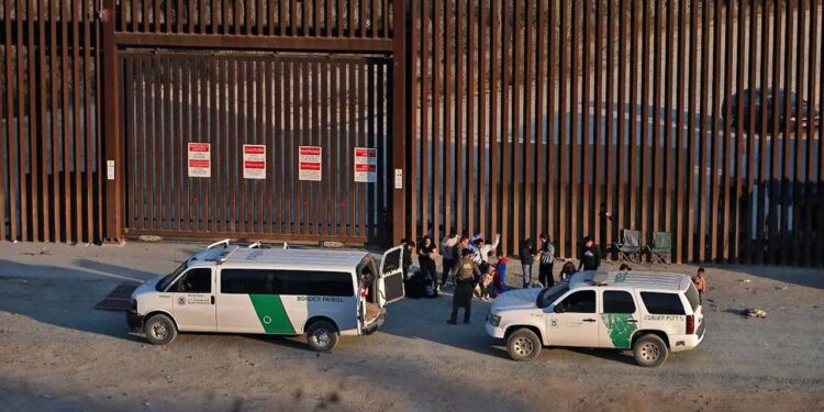 Foto: Agencias // Redadas y detención de migrantes al pie del muro fronterizo.