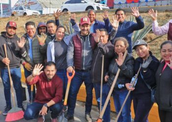 Fotos: Adrián Gaytán // Se trabaja para agilizar el proceso y despejar el área cercana al mercado de abasto.