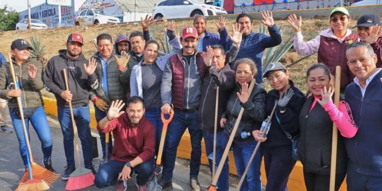 Fotos: Adrián Gaytán // Se trabaja para agilizar el proceso y despejar el área cercana al mercado de abasto.