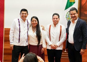 Foto: Gobierno de Oaxaca // Salomón Jara con los presidentes municipales de Santa Cruz Xoxocotlán, Nancy Benítez; Oaxaca de Juárez, Raymundo Chagoya y Juan Carlos García, de Santa Lucía del Camino.