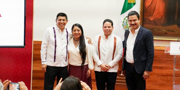 Foto: Gobierno de Oaxaca // Salomón Jara con los presidentes municipales de Santa Cruz Xoxocotlán, Nancy Benítez; Oaxaca de Juárez, Raymundo Chagoya y Juan Carlos García, de Santa Lucía del Camino.