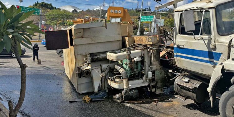 El conductor de la unidad, de 63 años de edad, fue señalado como responsable del incidente.