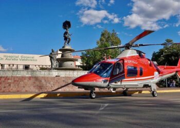 Foto: Gobierno de Oaxaca // Aterrizaje de la ambulancia aérea a un costado de la Fuente de la 8 regiones.