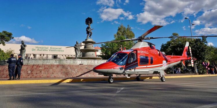 Foto: Gobierno de Oaxaca // Aterrizaje de la ambulancia aérea a un costado de la Fuente de la 8 regiones.